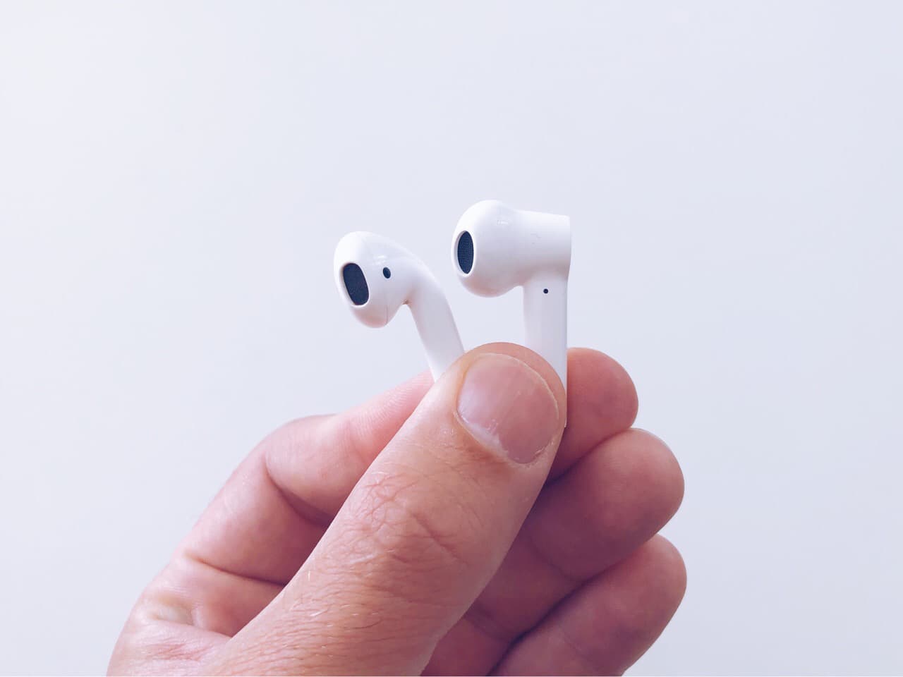 AirPod och OnePlus Bud