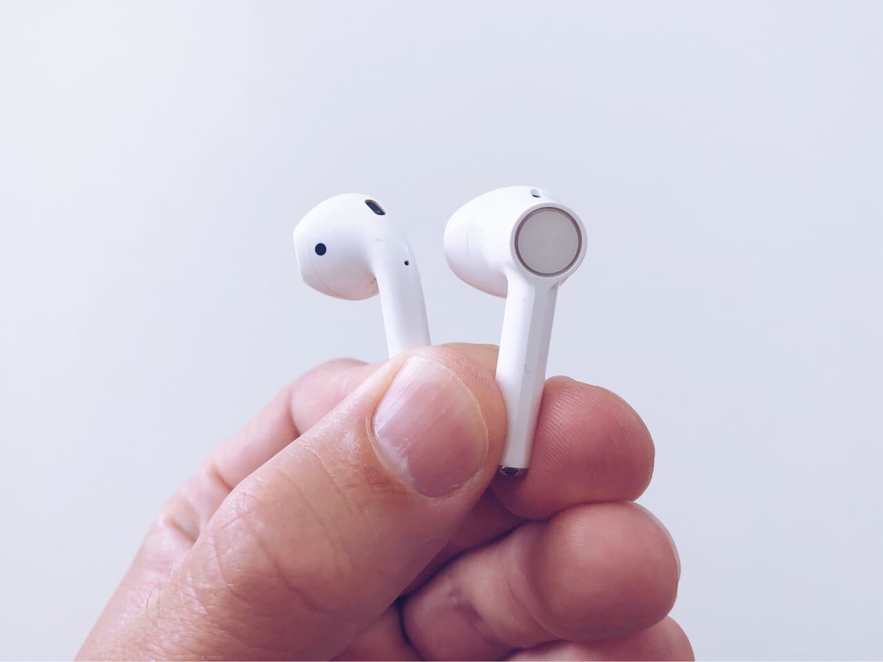 AirPod och OnePlus Bud
